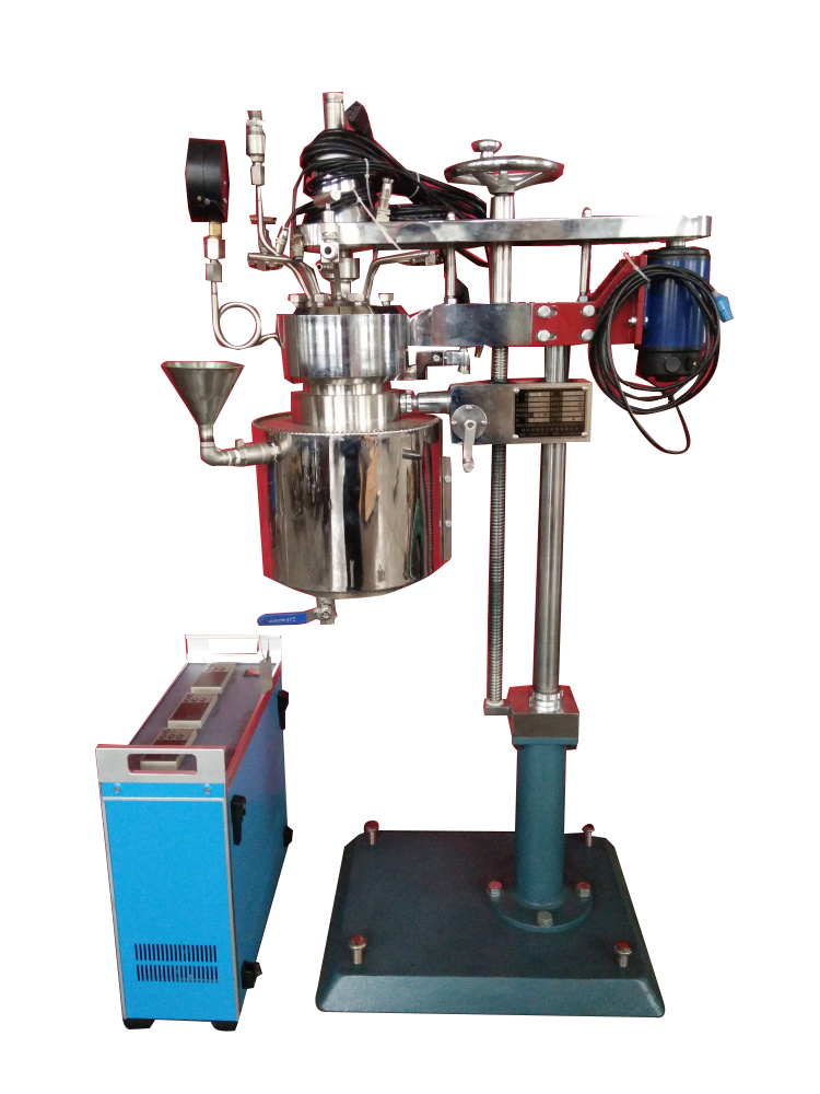 KCFD低壓系列--快開卡環(huán)結(jié)構(gòu)-釜體下落、電加熱管加熱、翻轉(zhuǎn)出料側(cè)面照片