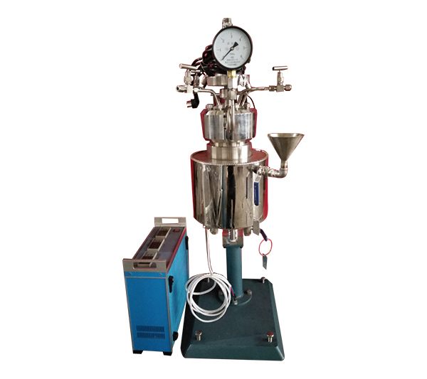 KCFD低壓系列--快開卡環(huán)結(jié)構(gòu)-釜體下落、電加熱管加熱、翻轉(zhuǎn)出料正面照片